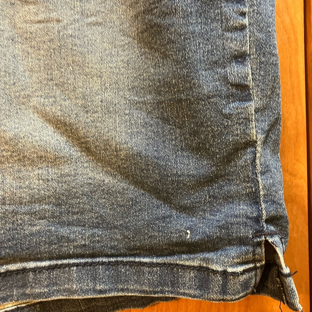 2 pairs of jean shorts DKNY  Relaxed Fit and Old Navy Curvy profile denim short - Picture 4 of 8